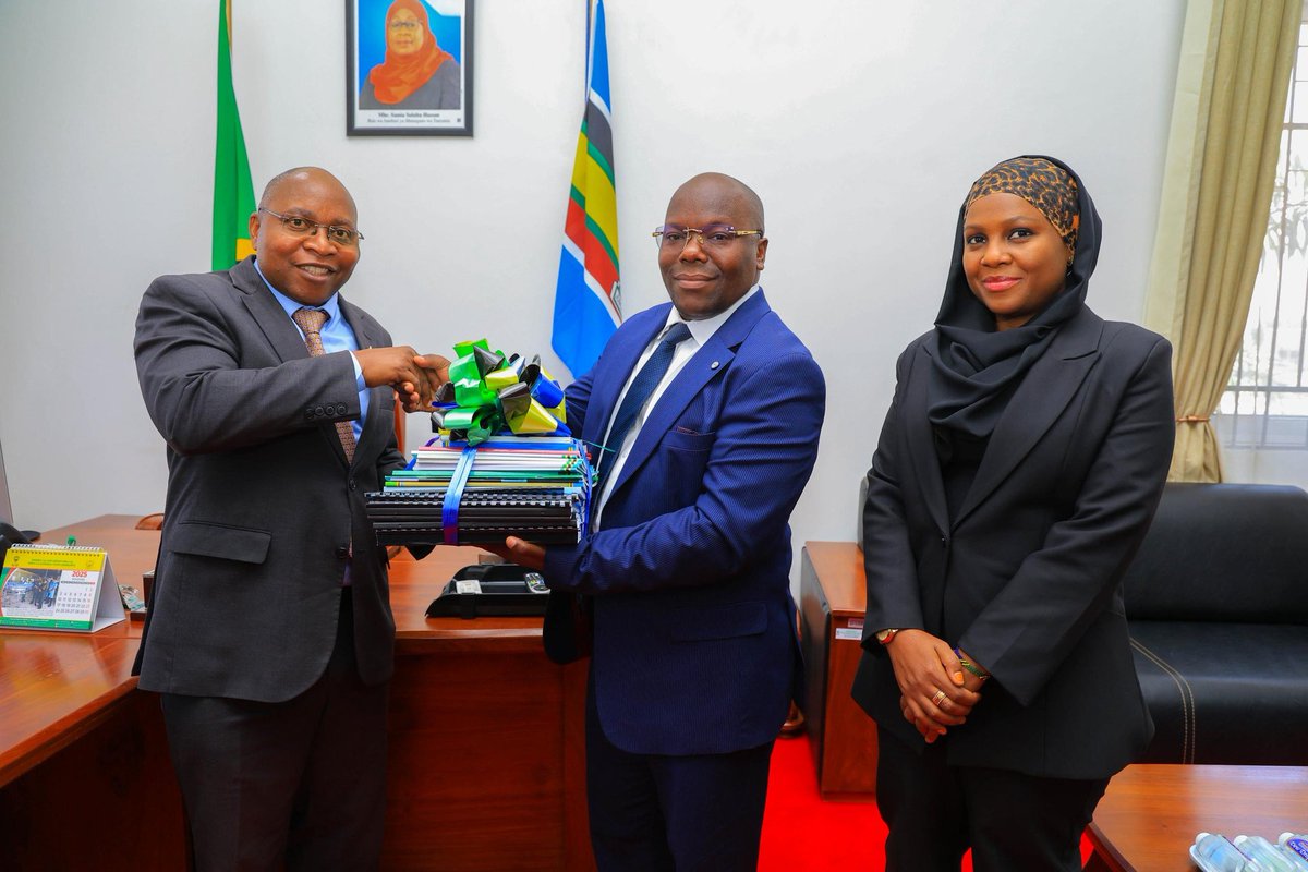 Sheria_Katiba's tweet image. Waziri wa Katiba na Sheria, Mhe. Dkt. Juma Zuberi  Homera akipokea nyaraka za ofisi kutoka kwa aliyekuwa Waziri wa Katiba na Sheria Mhe. Dkt. Damas Ndumbaro wakati wa hafla ya makabidhiano ya Ofisi yaliyofanyika Mtumba jijini,  Dodoma tarehe 18 Novemba, 2025