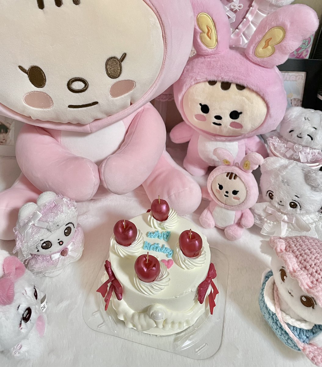 วันนี้มีลูกโป่งแหละ 🎈
มีเค้ก มีเด่กจ้องจากิมเค้กด้วย 😋

— Happy birthday to me ໒꒰ྀི´ ˘ ` ꒱ྀིა
โตขึ้นอีกปีแล้วสิน้า 🎂💓