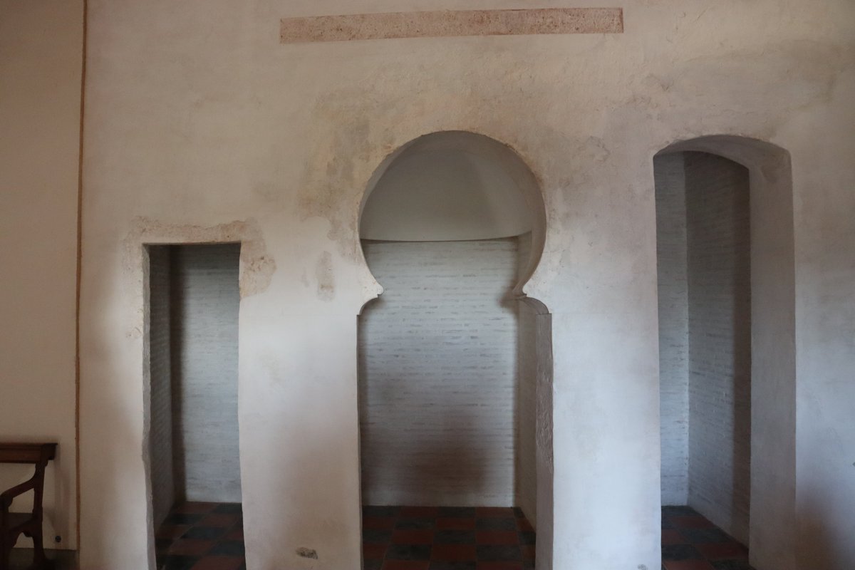 Hoy es el día del arte islámico y me gustaría mostraros la escalera del minarete y el muro de la Qibla de la mezquita de la Xara, Simat.

Esta mezquita se construyó en el siglo XV y estaba bajo el dominio del monasterio de Valldigna.
Tras su conversión en ermita, tras 1521, se