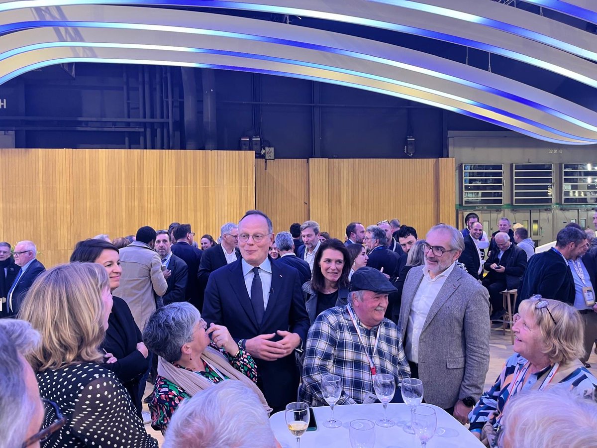 Aux côtés d’<a href="/EPhilippe_LH/">Edouard Philippe</a> au #CongrèsDesMaires pour une déambulation dans l’espace Sécurité.

Échanges avec les acteurs du secteur et élus de toute la France : la sécurité doit rester au cœur de l’action publique, dans nos villes comme au niveau national. 

<a href="/HorizonsLeParti/">Horizons</a>