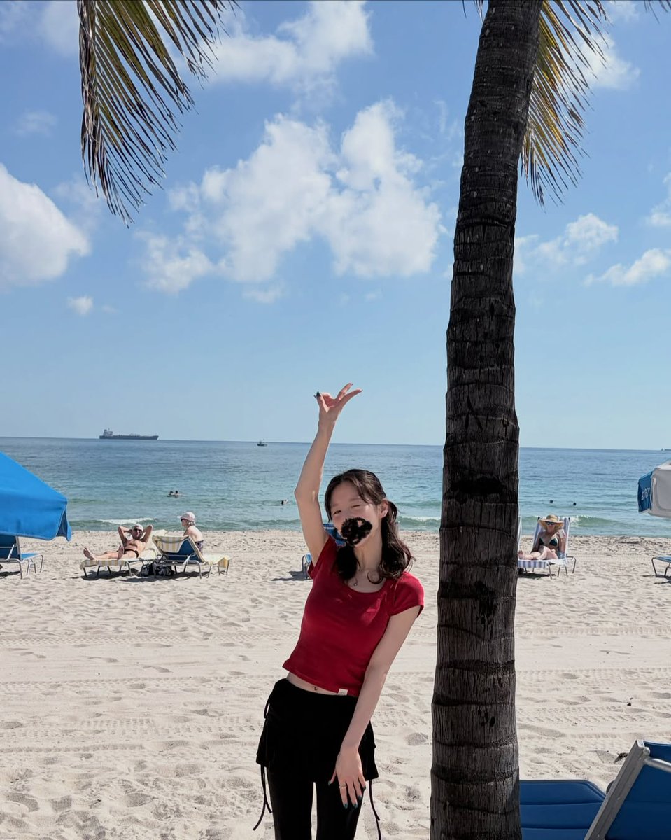 [251119] HeeJin Instagram Post
요즘 이게 유행이라면서요?🤔

#희진 #HeeJin
#아르테미스 #ARTMS