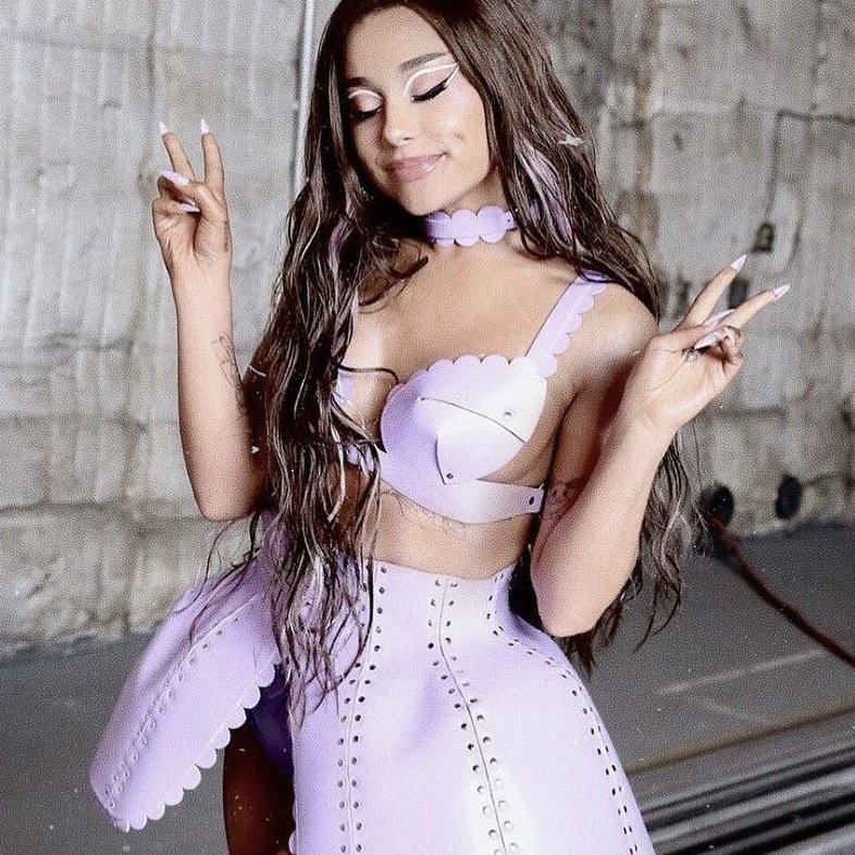updatecultura's tweet photo. Ariana Grande sobre Lady Gaga: “Eu a amo muito, ela é a pessoa mais doce do mundo.” https://t.co/9T1FvU29oh