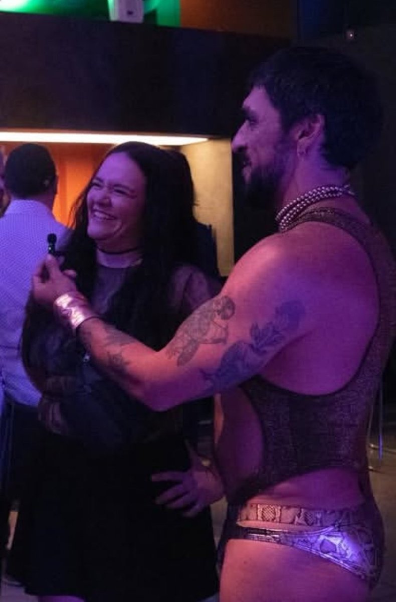 El otro día hice entrevistas montada de Rocky, de "THE ROCKY HORROR PICTURE  SHOW" y me iba a teñir de rubio pero decidí que el hombre perfecto es MARRÓN y tiene 45 años.