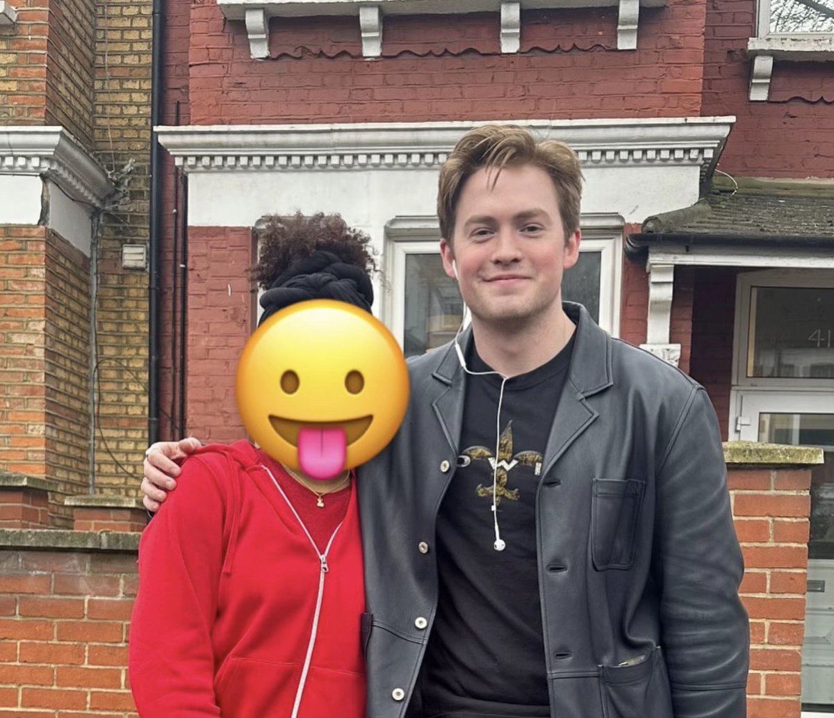 kconnorupdate's tweet image. kit connor with a fan (📸: sojupeaches on tiktok):

"he was so sweet i met him in april a few months ago!!"