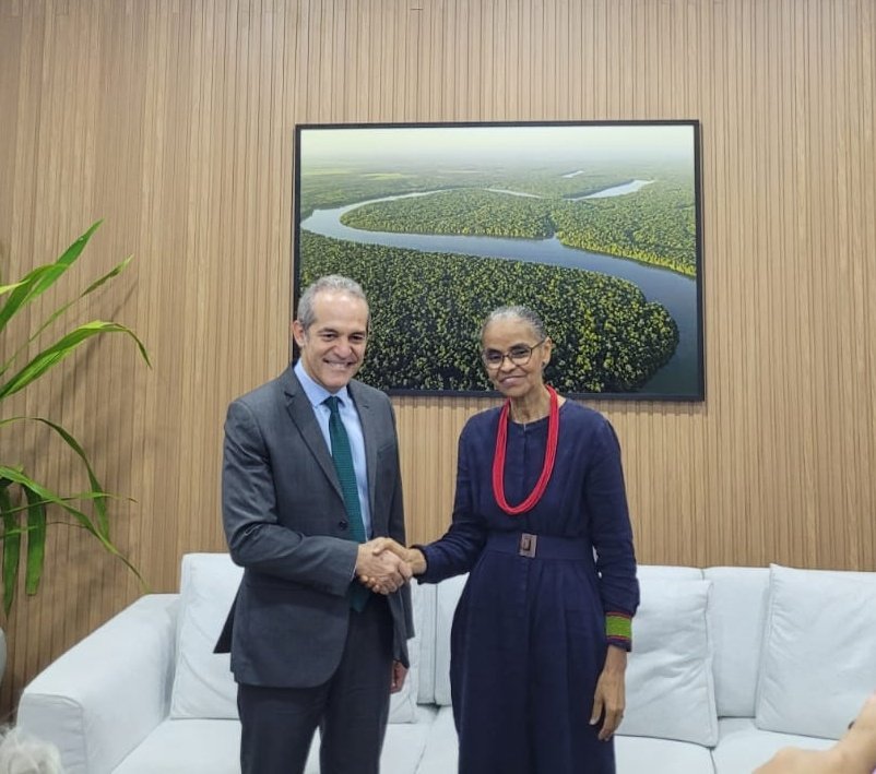 ArmandoRguezB's tweet image. Grato encuentro con Marina Silva, Ministra de Medio Ambiente y Cambio Climático de #Brazil en #COP30 Firmamos MoU para reforzar colaboración y ratificamos fortaleza de relaciones entre nuestros pueblos. Un abrazo al Presidente @LulaOficial !