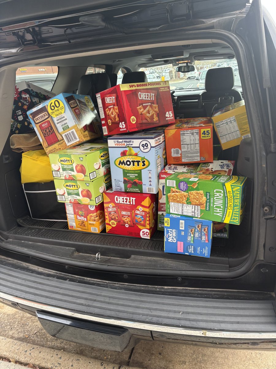 AshburnHLC's tweet photo. Grateful to Madison Small Foundation for supporting Loudoun's Snack Drive! 🍎🎓 Together, we help students access the best education. How are you supporting local learning? #CommunitySupport #LEF4LCPS https://t.co/rMng0yrOhb