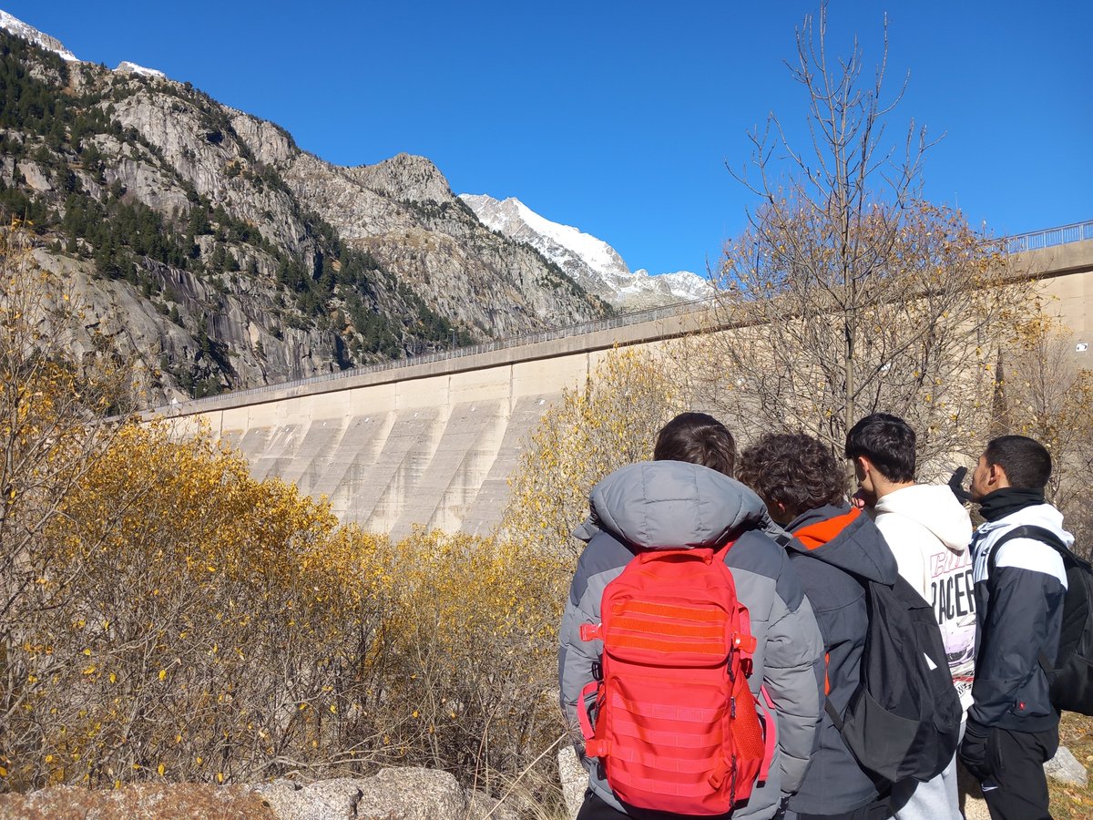 Dia dedicat a l’energia hidroelèctrica amb l’alumnat de 1r de Batx. Tecnològic de l’INS Montbui, amb visita a la presa de Cavallers. Construïda als anys 50–60, va impulsar l’economia local i va transformar el paisatge i la Noguera de Tor, avui dins del <a href="/pnaiguestortes/">Parc Nacional Aigüestortes Estany de Sant Maurici</a>