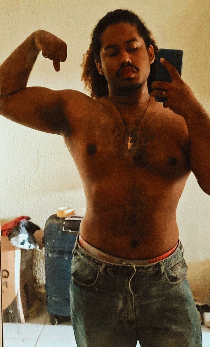 a_thurei's tweet image. Este homem precisa dormir de conchinha URGENTEMENTE!!!