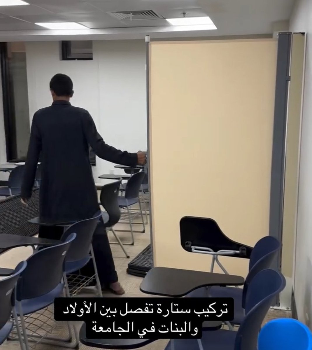 Shaikhat_qtr's tweet image. مجتمعنا في الأصل محافظ ولا يعرف الاختلاط والأجدر بمنظمي هذه الفعاليات الهادفة مراعاة هذا الجانب وفي حالة العجز عن توفير قاعتين كان بالإمكان وضع الفاصل بين قسم النساء وقسم الرجال ولكن ما نراه وللأسف هو فرض للاختلاط في معظم الأماكن حتى يصبح هو الأصل في المجتمع. 
#لا_خير_في_الاختلاط