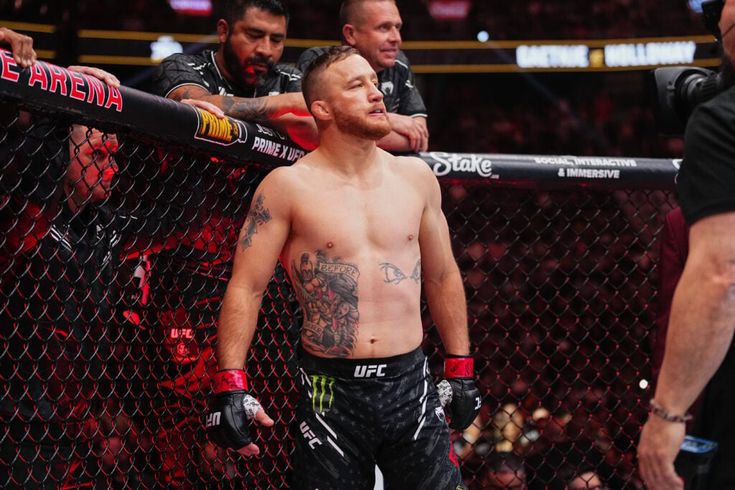 FightFanatic_'s tweet image. If you&apos;re Dana do you give Gaethje one last shot at gold before he rides off into the sunset? 👀

#UFC #MMATwitter
