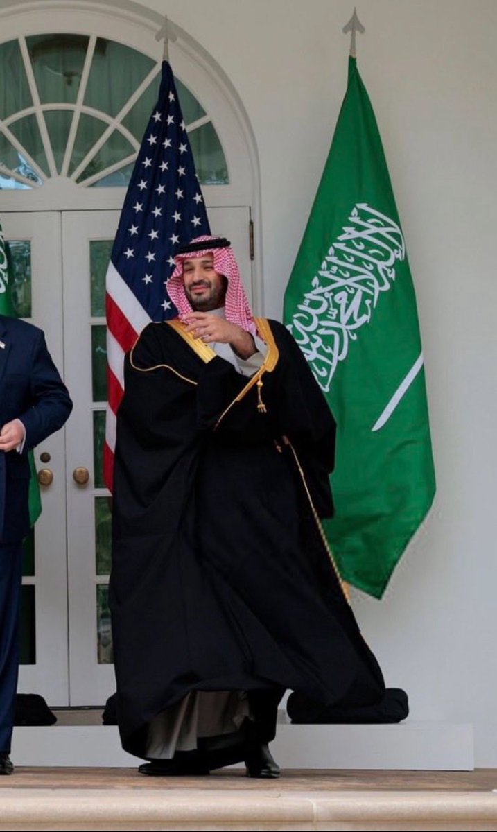 بشتك يضيف ملوك ، و يزبّن ملوك 
زريه سطر ، و خيوطه سيوف و رماح 

بك سطوة معزي ، و بك هيبة أبوك 
يمناك غيث و ديم ، و يسارك سلاح