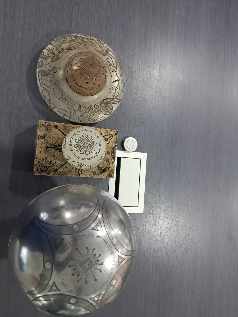 SeanBondPsionic's tweet image. Brought the buga chips together had a reaction of telepathy and visions come #bugasphere #bugafamily #bugachip #multibugaspheres #bugaufo #bugacrystalsphere #alientech #ufotwitter #ufox #3iatlas #comet #alienartifacts #ancientaliens #ancienthistory #ancientorigins…