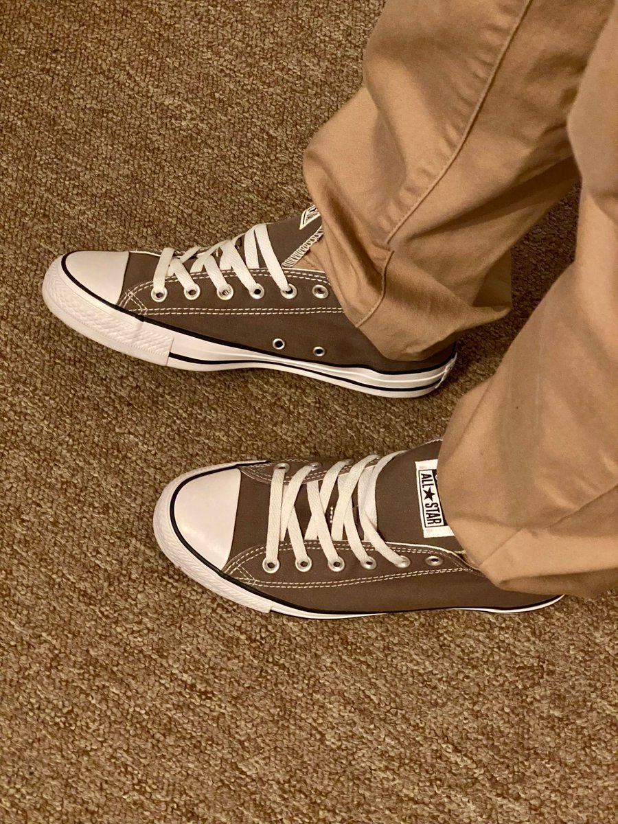 master_converse's tweet photo. Kiss My converse when I arrive 👇🏽💋 https://t.co/KtcJG8wQgY