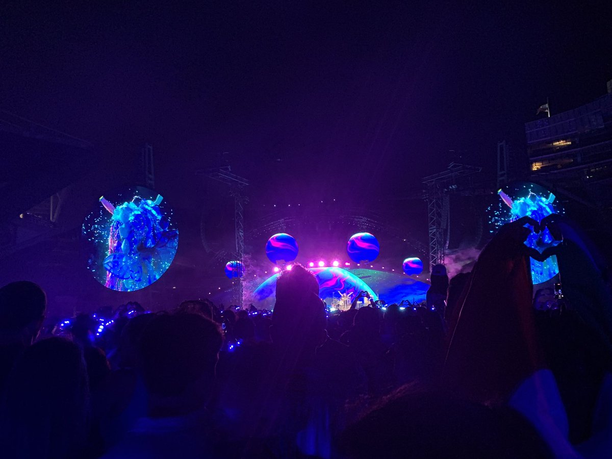 fansci's tweet photo. @JonFreier @TMobile My favorite concert was seeing Coldplay! The Coldplay concert was incredible. For a brief period, it was nice to forget about everything else going on. It created a feeling of happiness, and it felt like nothing else mattered in that moment. I would go again asap! ✨💕 https://t.co/N24BMTwvtl