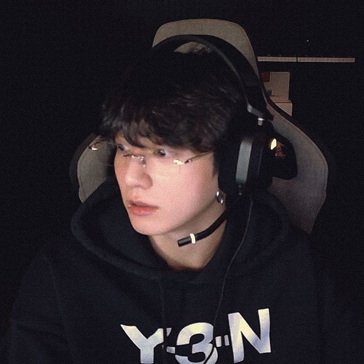 thvjkmon's tweet image. Gamer bf