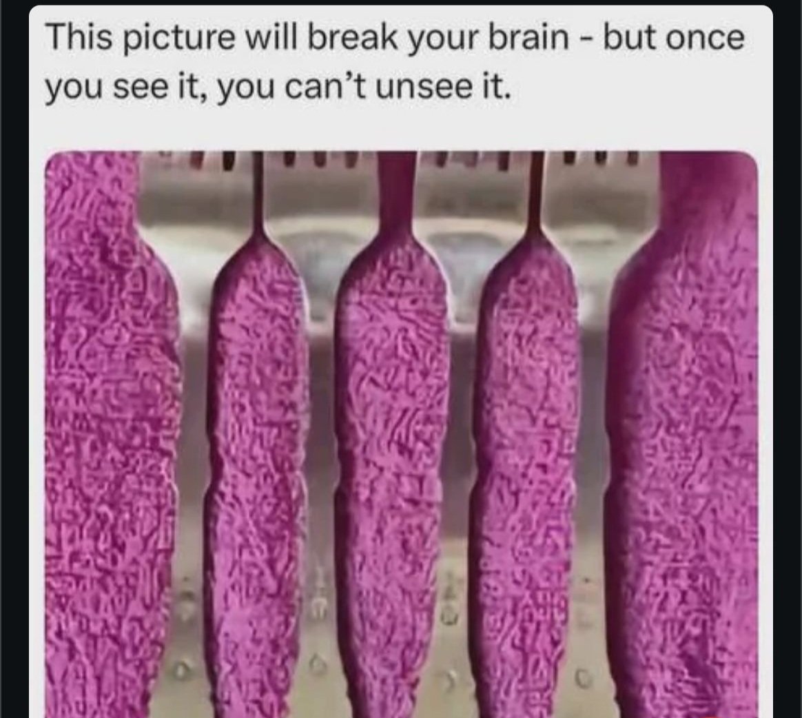 viv_ash's tweet image. This messed with my vision.... now I can&apos;t unsee it. Try it yourself... 👀