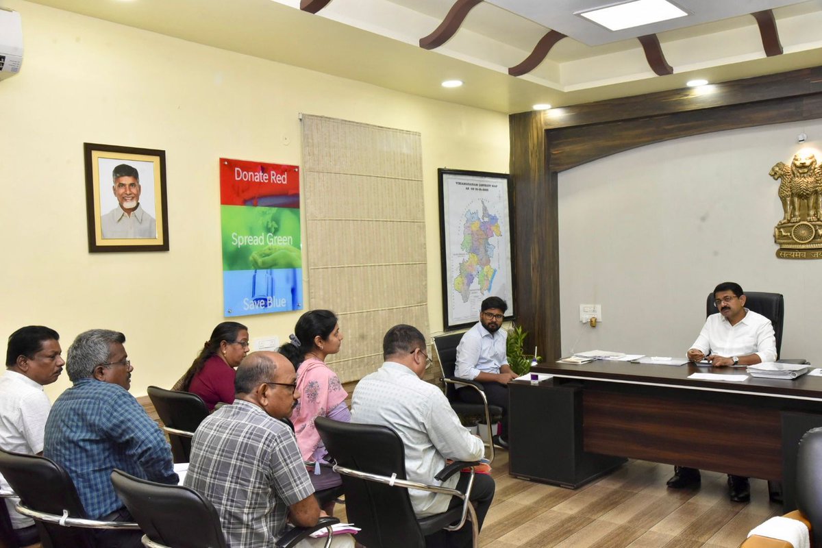 cdmvzm's tweet image. జిల్లా అభివృద్ధి కోసం భూసేకరణ, రోడ్లు, రైల్వే లైన్లు, పరిశ్రమల పనులను నిర్ణీత గడువుల్లో పూర్తి చేయాలని జిల్లా కలెక్టర్ ఆదేశించారు. ప్రజాభ్యంతరాలు తొలగిస్తూ, #MSMEParks – #APIIC విస్తరణను వేగవంతం చేయాలని సూచించారు.
#Infrastructure #LandAcquisition #RailwayProjects #Vizianagaram