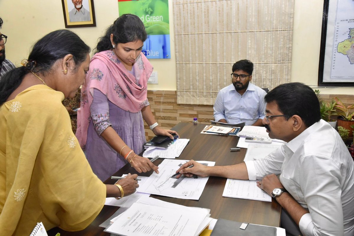 cdmvzm's tweet image. జిల్లా అభివృద్ధి కోసం భూసేకరణ, రోడ్లు, రైల్వే లైన్లు, పరిశ్రమల పనులను నిర్ణీత గడువుల్లో పూర్తి చేయాలని జిల్లా కలెక్టర్ ఆదేశించారు. ప్రజాభ్యంతరాలు తొలగిస్తూ, #MSMEParks – #APIIC విస్తరణను వేగవంతం చేయాలని సూచించారు.
#Infrastructure #LandAcquisition #RailwayProjects #Vizianagaram