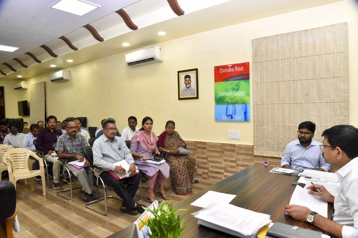 cdmvzm's tweet image. జిల్లా అభివృద్ధి కోసం భూసేకరణ, రోడ్లు, రైల్వే లైన్లు, పరిశ్రమల పనులను నిర్ణీత గడువుల్లో పూర్తి చేయాలని జిల్లా కలెక్టర్ ఆదేశించారు. ప్రజాభ్యంతరాలు తొలగిస్తూ, #MSMEParks – #APIIC విస్తరణను వేగవంతం చేయాలని సూచించారు.
#Infrastructure #LandAcquisition #RailwayProjects #Vizianagaram