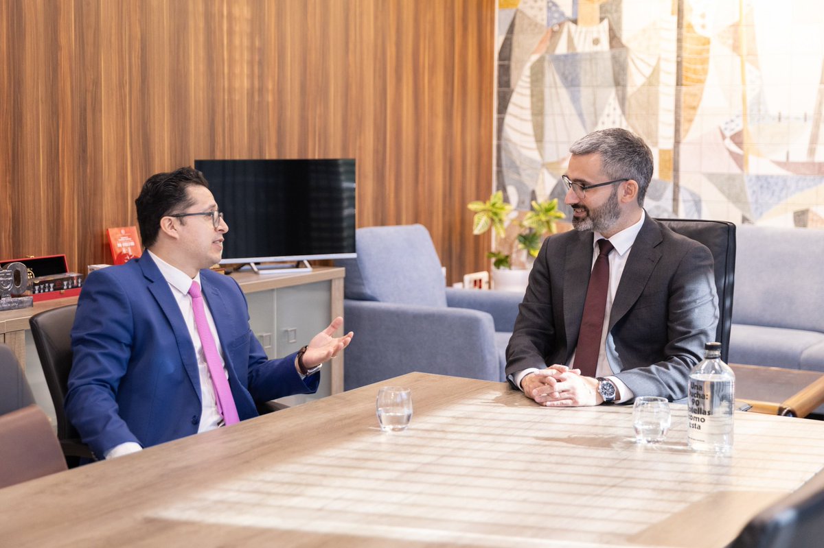 🇪🇸🇧🇴 <a href="/Lucassayala/">Francisco Lucas</a> recibe en la Delegación del Gobierno al cónsul de Bolivia, Cristian Ortega.

🙋🏻‍♂️🙋🏽‍♀️La Región de Murcia es el hogar de una importante comunidad boliviana.

⏩Seguiremos trabajando juntos para atender sus necesidades y fortalecer los vínculos entre nuestros países.