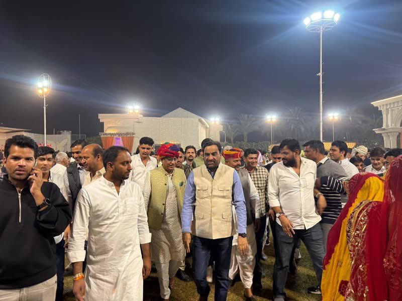 PrbhatilalRAS1's tweet photo. आज मेरे भतीजे एवम् छोटे भाई रामप्रसाद के सुपुत्र कपिल एवम् सचिन के शादी समारोह कार्यक्रम में रालोपा सुप्रीमो एवम् नागौर सांसद श्री हनुमान जी बेनीवाल साहब ने शिरकत कर शुभकामनाए दी ।
माननीय जी का बहुत बहुत आभार 🙏🏻 
@hanumanbeniwal  @RLPINDIAorg https://t.co/gqVI00V6d8