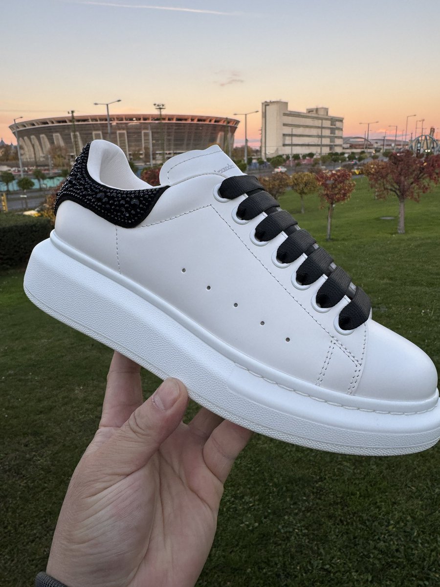 YeezyBoostLiao's tweet photo. Alexander McQueen Women’s Oversized  Sneaker in White/Jet Black Crystals 🎆🎆🎆36,37,38,39,40,41 https://t.co/ThI958jpL4