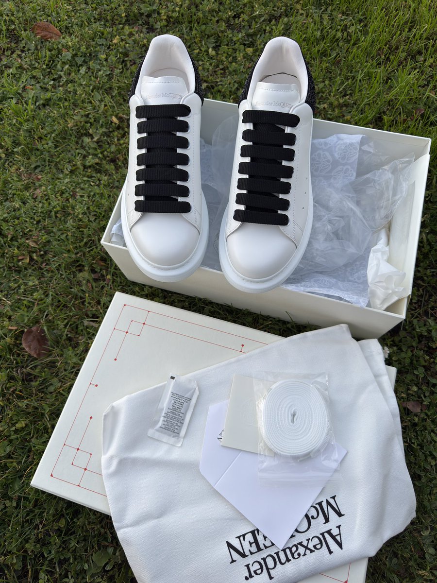 YeezyBoostLiao's tweet photo. Alexander McQueen Women’s Oversized  Sneaker in White/Jet Black Crystals 🎆🎆🎆36,37,38,39,40,41 https://t.co/ThI958jpL4