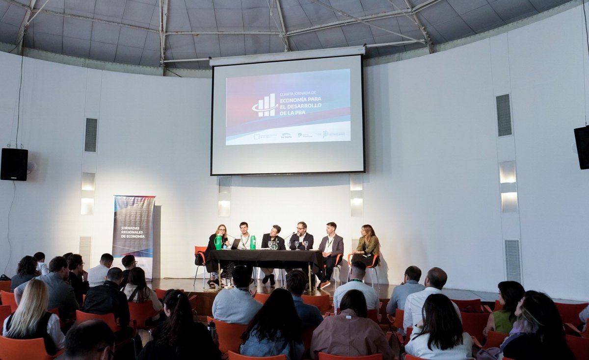 ¡Cierre de la IV Jornada de Economía!

Moderados por <a href="/mara_ruiz_malec/">Mara Ruiz Malec 💚</a>, <a href="/ArielFerAguilar/">Ariel Aguilar</a>, Julián Durán, Gastón Ghioni, <a href="/javi_cer/">Javier Cernadas</a> y <a href="/cecilianicolini/">Cecilia Nicolini 💚</a> expusieron sobre mejoras en la competitividad de PBA, transición energética y la articulación entre el Estado y el sector productivo.