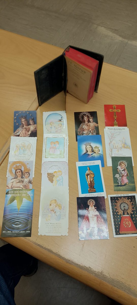 Muchas veces los documentos familiares como los misales y las biblias incorporan en su interior recordatorios de comuniones o funerales, estampas y calendarios que al llegar donados a la biblioteca son también conservados por su interés documental y sociológico. No se tira nada.