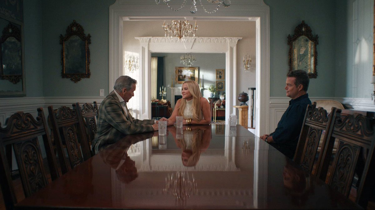 i guess the harts change chairs at the house with a certain frequency, as the ones used in that 1x06 dining room scene are not the same ones from 'bad case of the blues' 😂