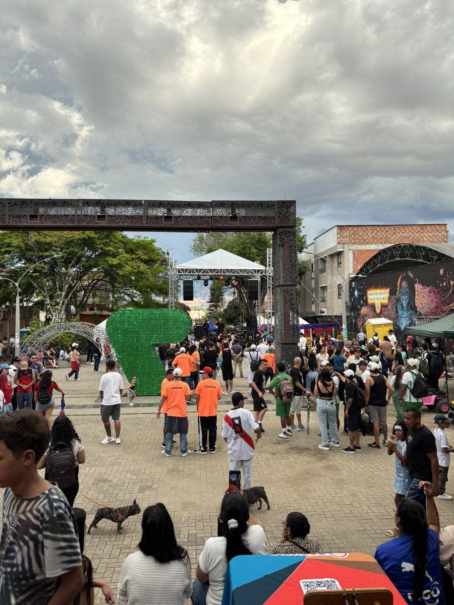 LDSComuna13's tweet image. Ayer disfrutamos del festival de barrismo F1EST en la #comuna13 articulados con #rxn.

El evento marca un hito en la historia del barrismo antioqueño y abre una puerta  para seguir transformando distintos territorios a través del fútbol.

@LDSoficial #CreadoresdelBarrismosocial