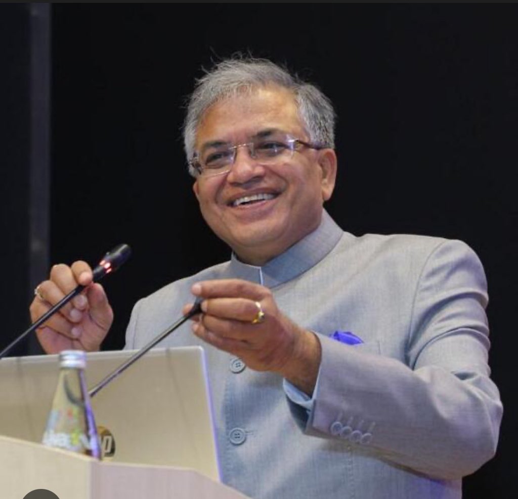 suryapsingh_IAS's tweet image. UP में SIR की प्रक्रिया “दूसरी नोटबंदी” जैसी लग रही है।

कह रहे हैं 2003 की वोटर लिस्ट डाउनलोड करो और 20 साल पुराने नाम, EPIC नंबर, पार्ट नंबर खोजकर फॉर्म भरो।

पर असल सवाल—गाँव का बुजुर्ग, महिला, मजदूर, अनपढ़ व्यक्ति यह लिस्ट कहाँ से लाएगा?

गाँव में नेट नहीं, प्रिंटर नहीं—यह…