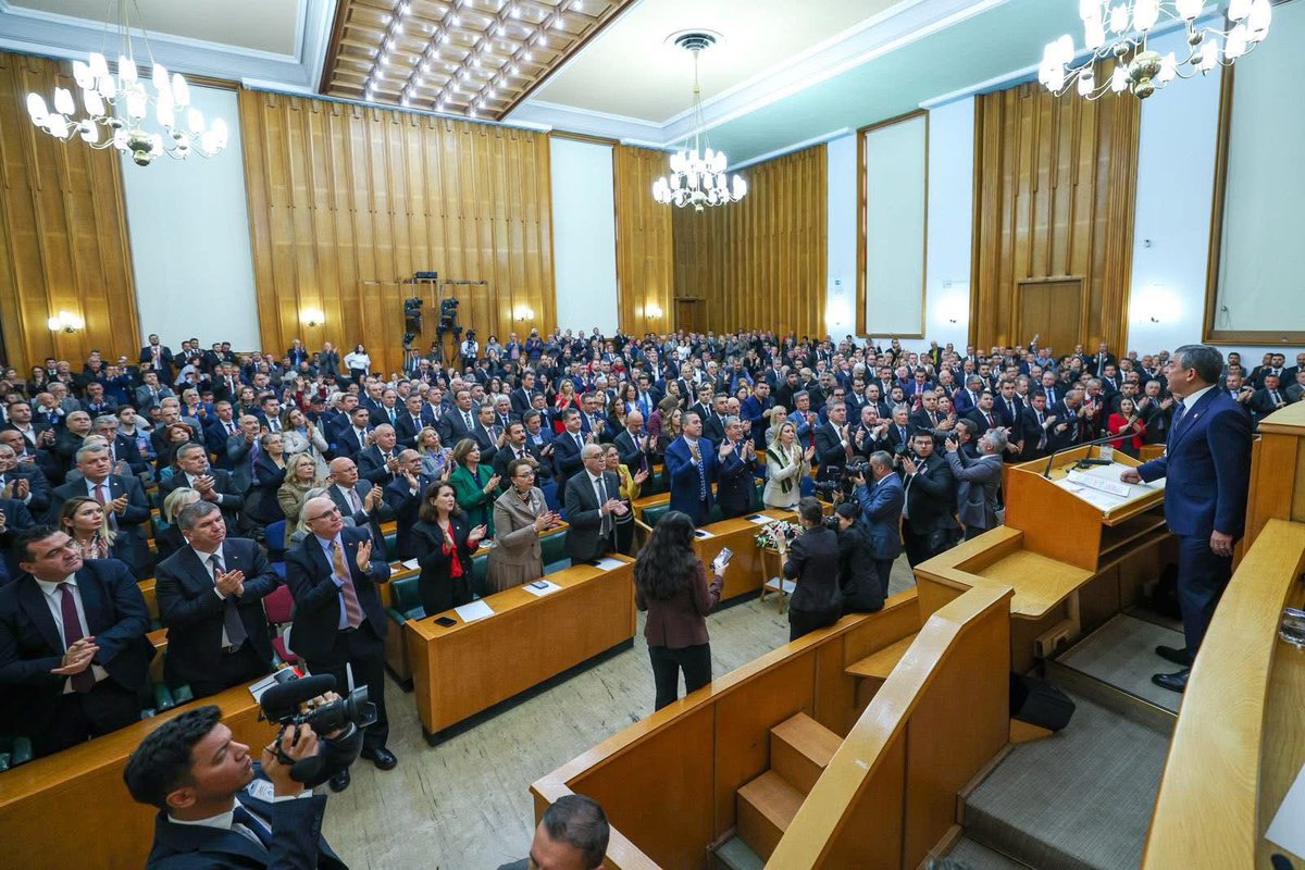 SelmaKavaf's tweet image. Genel başkanımız Sayın Özgür Özel’in haftalık grup toplantısında konuşmasını dinlemek üzere grup toplantı salonundayız.