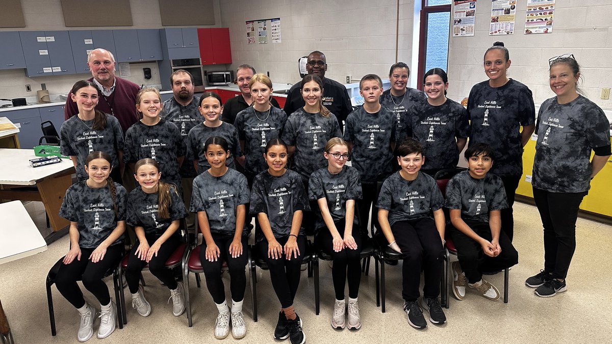 basdjacksilva's tweet image. Masterclass…at East Hills Middle School learning how to de-bone a turkey from Chef Lewis. Student leaders are preparing 100 Thanksgiving meals for distribution in the community. @BethlehemAreaSD #BASDcommunity