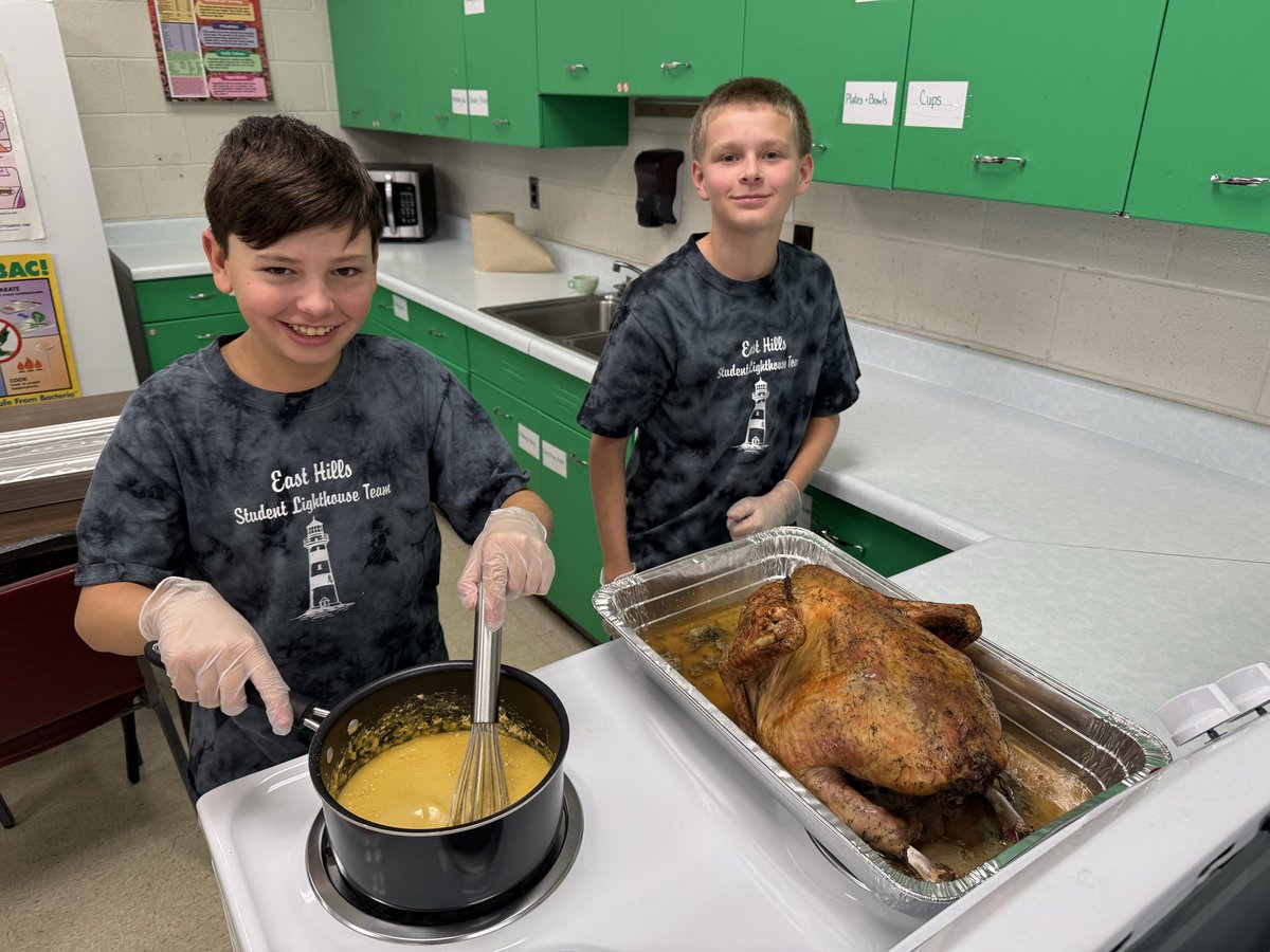 basdjacksilva's tweet image. Masterclass…at East Hills Middle School learning how to de-bone a turkey from Chef Lewis. Student leaders are preparing 100 Thanksgiving meals for distribution in the community. @BethlehemAreaSD #BASDcommunity