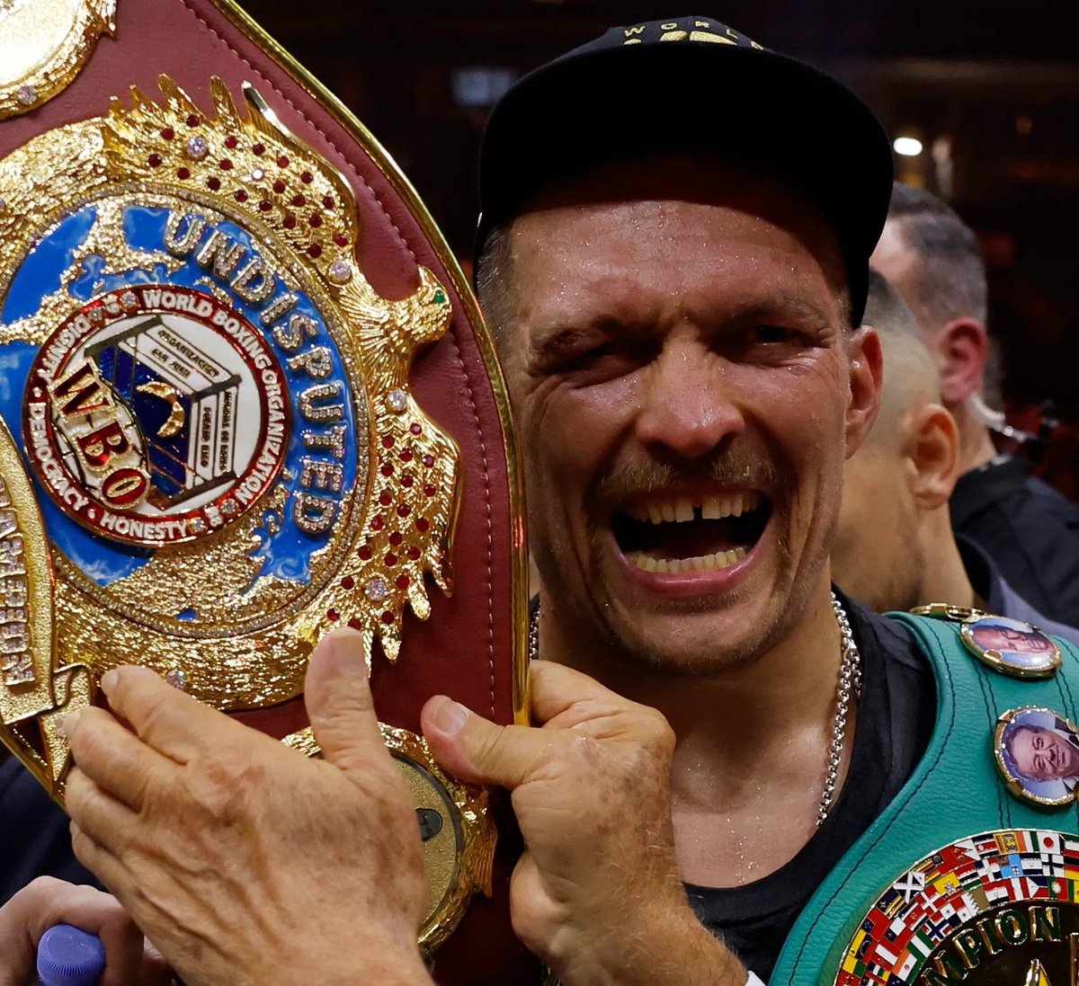 WBO, Oleksandr Usyk'in ağır sıklet şampiyonluk kemerini boşa çıkardı. 

Geçici kemerin sahibi Fabio Wardley'in WBO'nun yeni ağır sıklet şampiyonu olarak duyurulması bekleniyor.