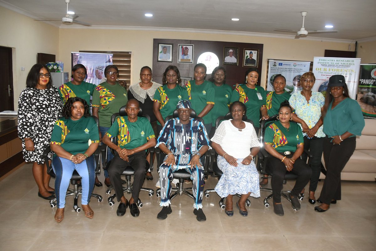 FRINOFFICIAL's tweet image. 3/3. As part of the week-long activities, FRIN librarians paid a courtesy visit to the Director General of FRIN, Zacharia Buba (PhD). The DG commended the librarians for their dedication. 

#LibraryWeek2025 #FRIN #LibrariesAndCulturalHeritage #LibraryProfessionals