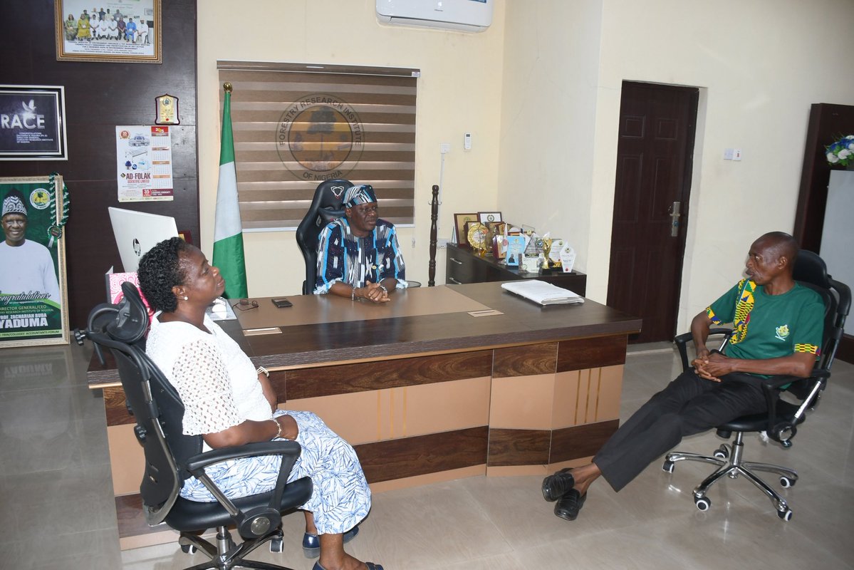 FRINOFFICIAL's tweet image. 3/3. As part of the week-long activities, FRIN librarians paid a courtesy visit to the Director General of FRIN, Zacharia Buba (PhD). The DG commended the librarians for their dedication. 

#LibraryWeek2025 #FRIN #LibrariesAndCulturalHeritage #LibraryProfessionals