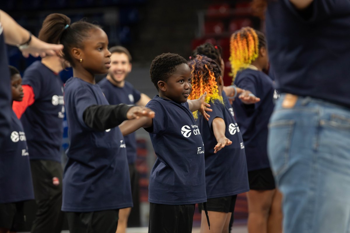 Baskonia's tweet photo. Empleados de Baskonia Alavés Group participan en la primera sesión One Team de la temporada
🗞️https://t.co/BlkUm10Jmo https://t.co/7rX2ldeYZj