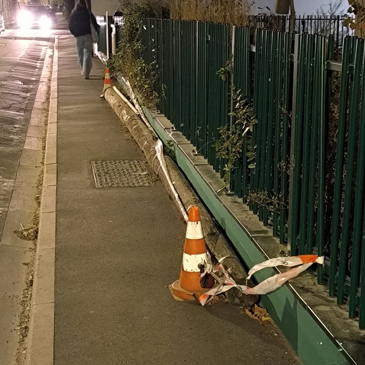 Un poteau téléphonique a été arraché il y a maintenant plusieurs semaines. Il est rue Maurice Berteaux et il représente un #DANGER pour les piétons les plus vulnérables: enfants et personnes âgées.
<a href="/Chambon_julien/">Julien Chambon</a> <a href="/villehouilles/">Ville de Houilles</a> Pouvez vous faire le nécessaire