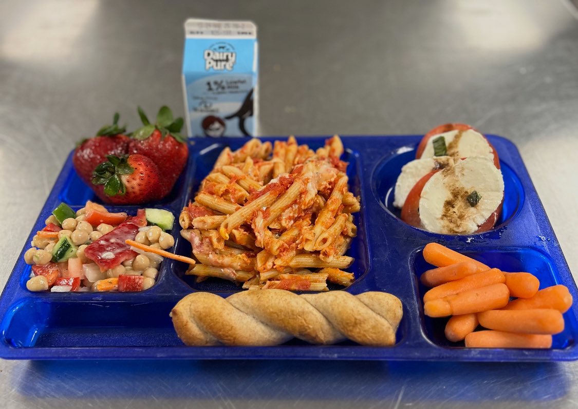 🍽️ This Week’s Cheesy Comfort Lunch! 🧀✨
Our kitchens served up a delicious Cheesy Pasta Bake paired with a fresh mozzarella Caprese salad, zesty bean salad, sweet strawberries, crunchy baby carrots, and a warm breadstick twist!

A perfect mix of cozy, colorful, and kid-approved