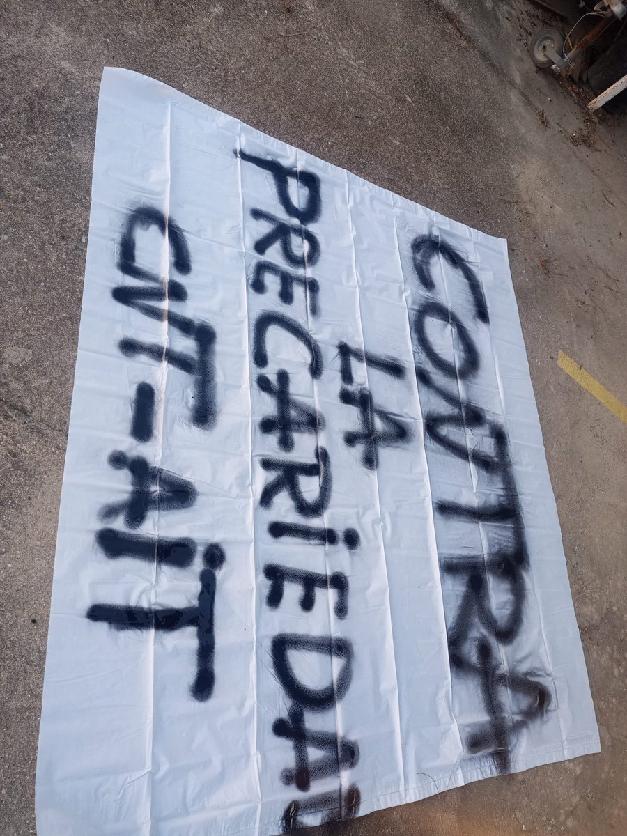 Contra La Precariedad; CNT-AIT . Porque cuando el ambiente se calienta una pancarta siempre viene bien ;)
(posdata señor de la secreta, la navaja es para cortar la tela)