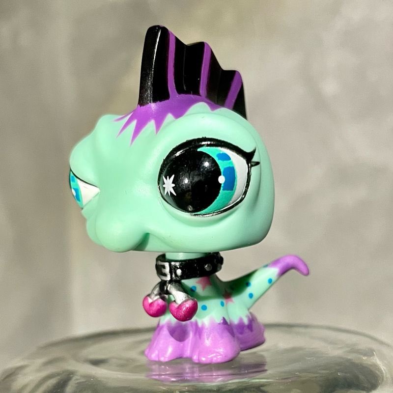 haioncatnip's tweet image. i love this lps he is my dream lps but everywhere i look he is like $20 i cannot spend that much on oonee lps thats crazy for me but everywhere day i yearn