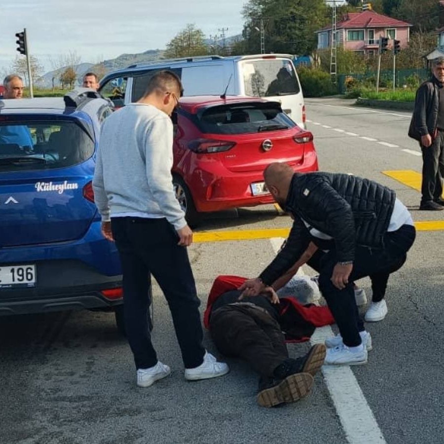 Giresun'da 68 yaşındaki emekli öğretmen Abdullah Coşkun, aracına arkadan çarpan İlhan İhtiyaroğlu adlı şahıs tarafından dövülerek öldürüldü.

▪ İddiaya göre saldırgan, küfürler ederek yanına geldiği yaşlı adamı tekme ve yumruklarla defalarca darp etti. Hastaneye kaldırılan