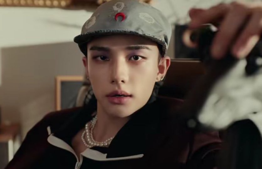 yeahyeahyeah_no's tweet image. Whoever put him in this hat… why? What in gods name were you thinking?