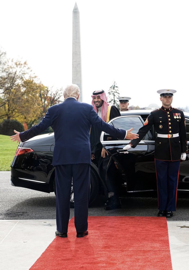 #تمرة💢|| صورة جديدة لم تعرض 📷 :

 فرحة عارمة في قلب الرئيس ترامب🇺🇸لحظه مشاهدته لولي العهد🇸🇦

 #نباهي_بك_العالم_يابو_سلمان