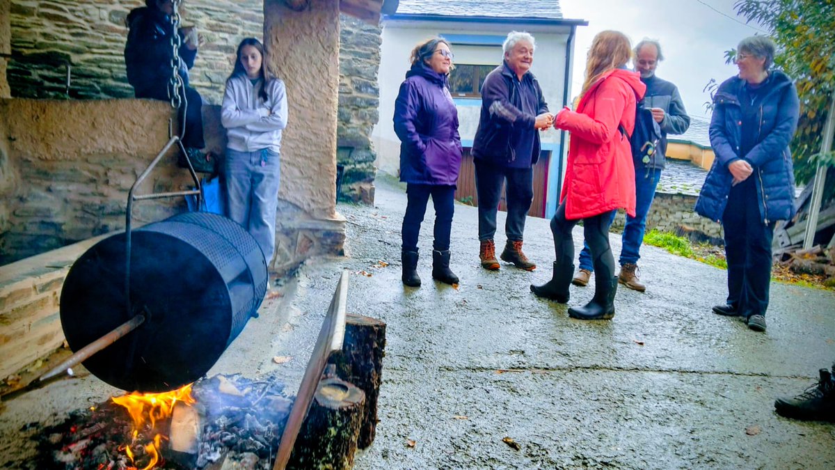 caprifcc's tweet photo. As castañas foron as protagonistas da última experiencia turística sostible organizada pola Asociación Galega de Custodia do Territorio o pasado domingo en Paderne (Folgoso do Courel) ao abeiro do proxecto CAPRIF-CC. https://t.co/J9BinldLec