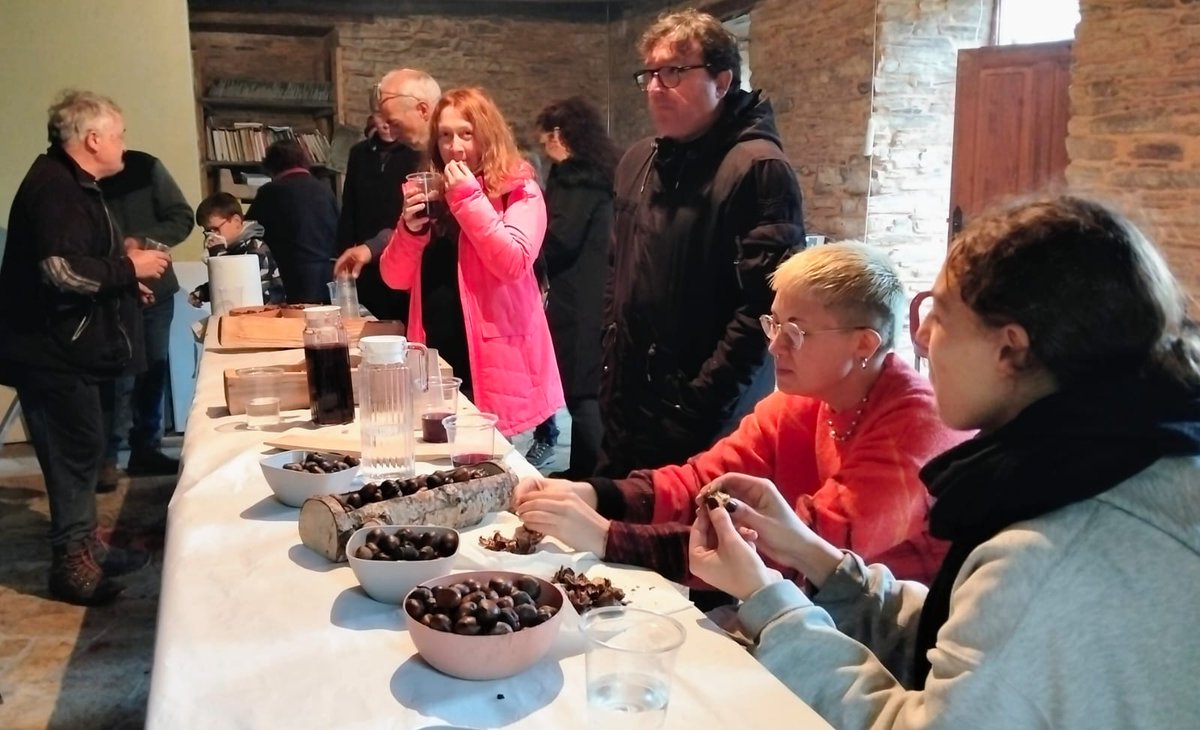 caprifcc's tweet photo. As castañas foron as protagonistas da última experiencia turística sostible organizada pola Asociación Galega de Custodia do Territorio o pasado domingo en Paderne (Folgoso do Courel) ao abeiro do proxecto CAPRIF-CC. https://t.co/J9BinldLec