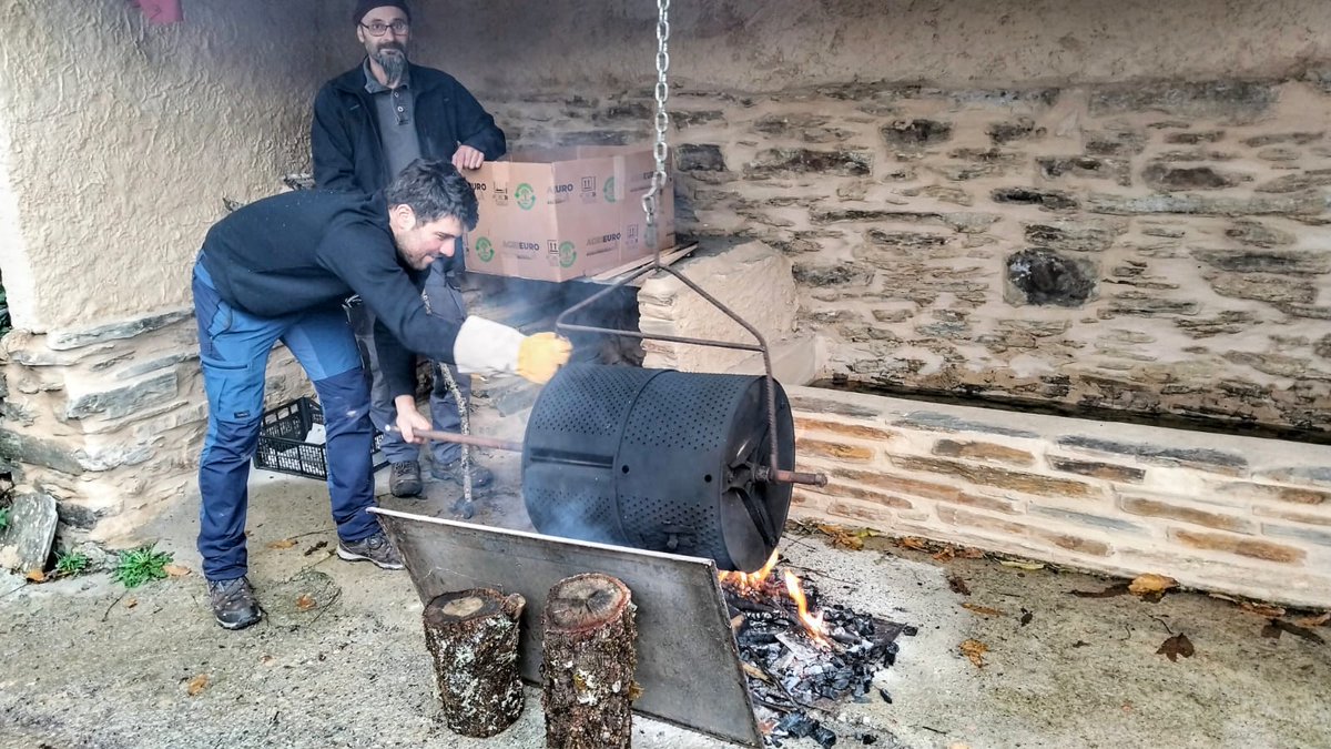 caprifcc's tweet photo. As castañas foron as protagonistas da última experiencia turística sostible organizada pola Asociación Galega de Custodia do Territorio o pasado domingo en Paderne (Folgoso do Courel) ao abeiro do proxecto CAPRIF-CC. https://t.co/J9BinldLec