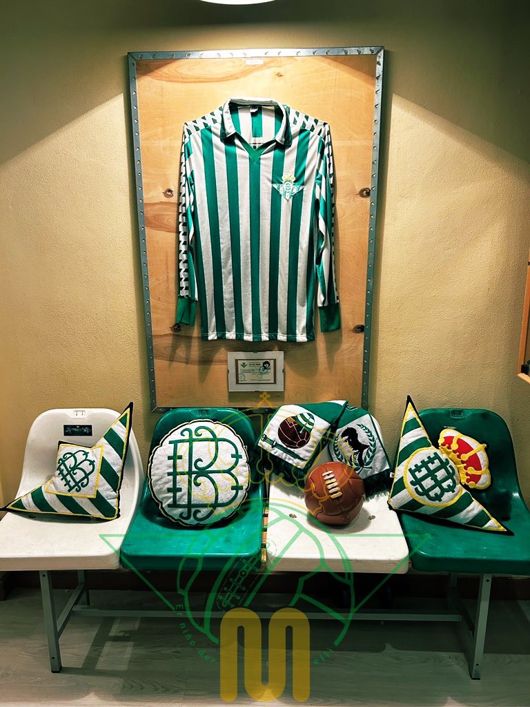 No, estos cuatro asientos del viejo gol sur no me costaron un dineral , lo regalaron y fue de los pocos detalles que se han tenido con el socio. En aquel entonces se creía en el Betis de los béticos. Hoy sabemos que todo era MENTIRA. Sigan sangrando por absolutamente todo 👍🏻